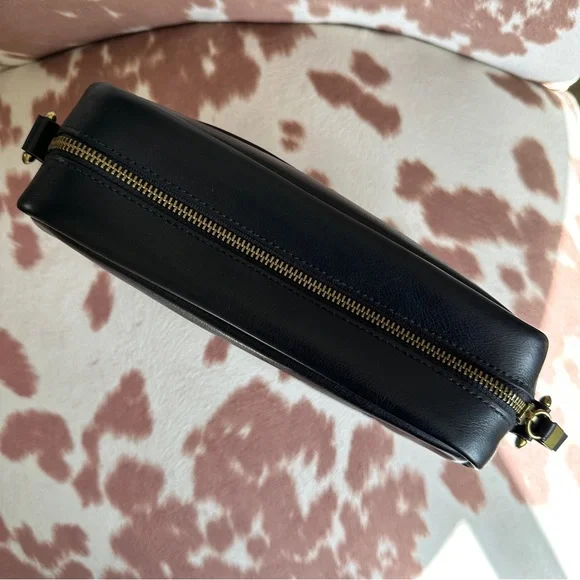 Madewell — The Large Transport Camera Bag in true black - Picture 7 of 15